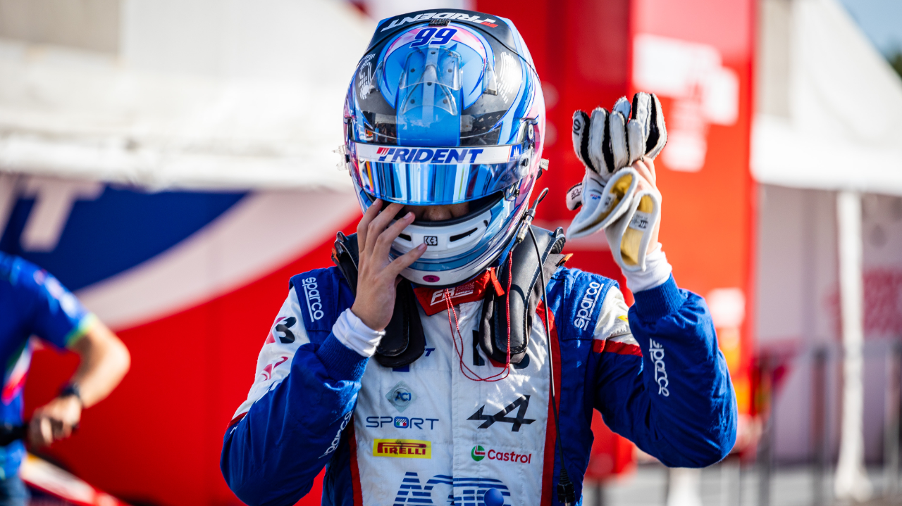 车手的生活照：赛场外的真实一面的简单介绍