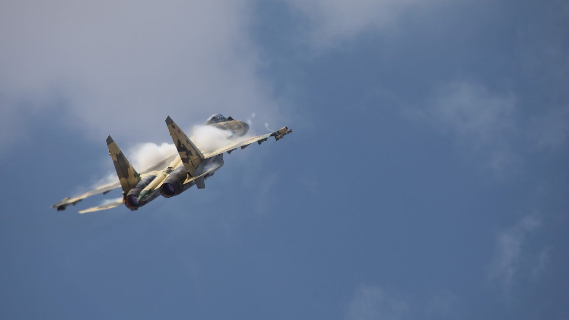 摩洛哥骑手法赫德·阿尔·哈桑在2024年巴黎奥运会三项赛中以“Valor”马匹获得第25名,展现坚韧精神。