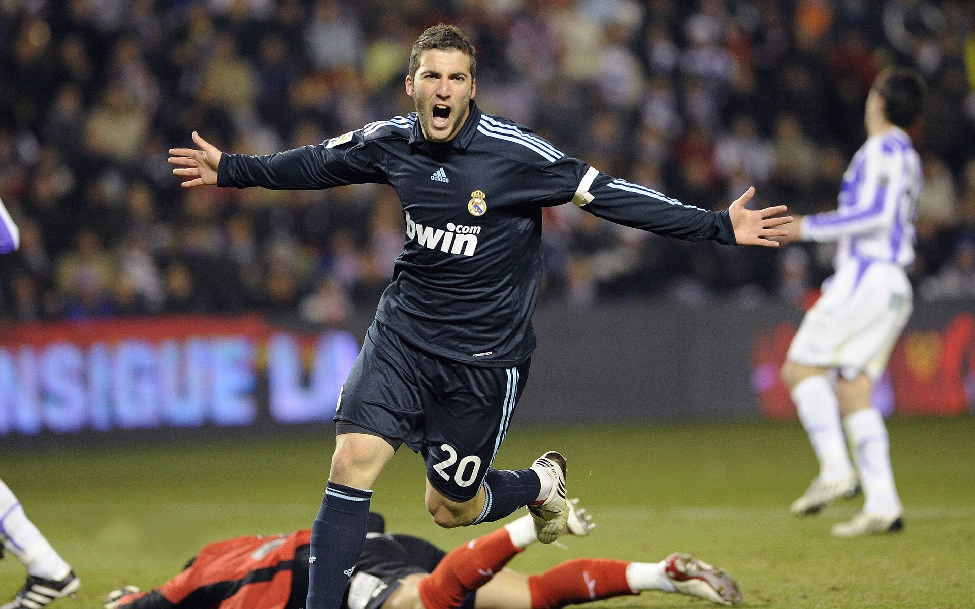 爱游戏平台-戴维·帕特森精准的场上指挥和稳健的传球，使袋鼠队掌控局面，佩特·戴维森