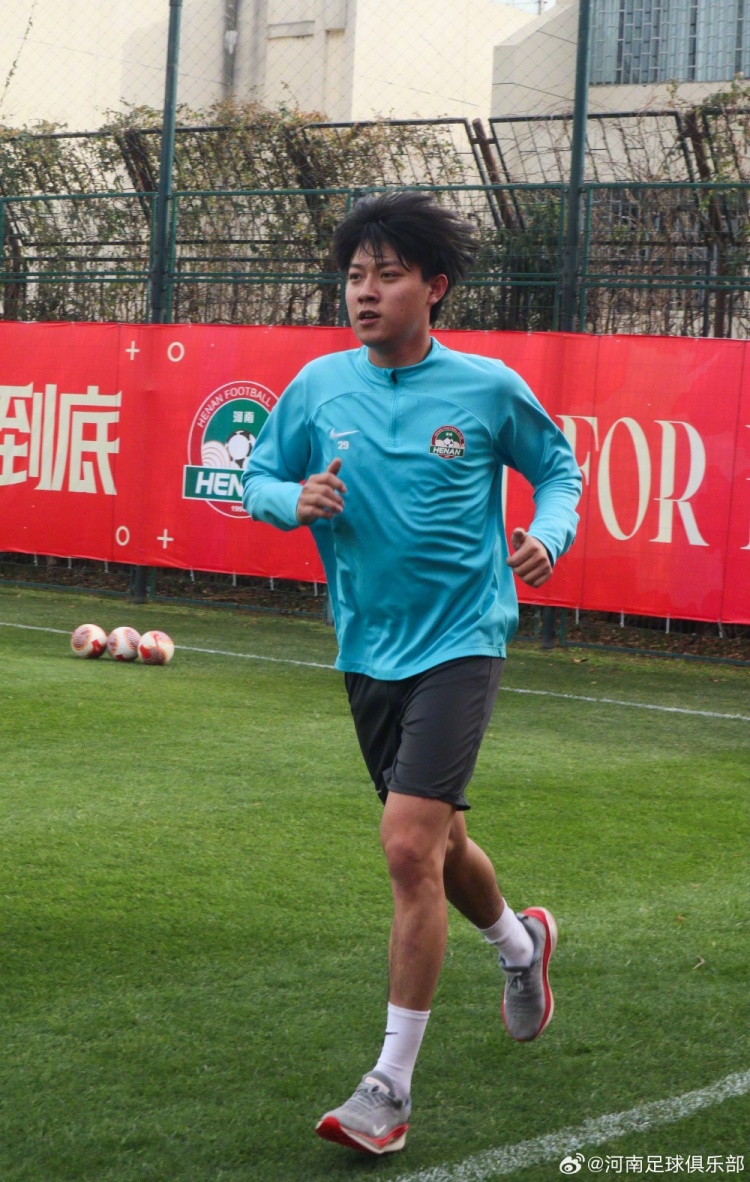 AYX爱游戏：中国篮球运动员海外联赛表现出色，为国争光的简单介绍