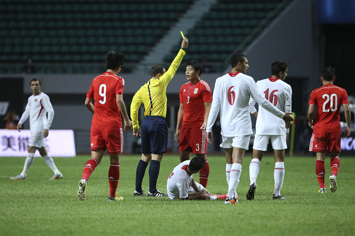 爱游戏:足球裁判争议判罚,引发球迷不满的简单介绍 爱游戏:足球裁判争议判罚,引发球迷不满的简单介绍
